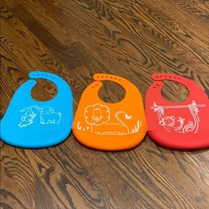 Three Modern twist silicone bucket-bibs